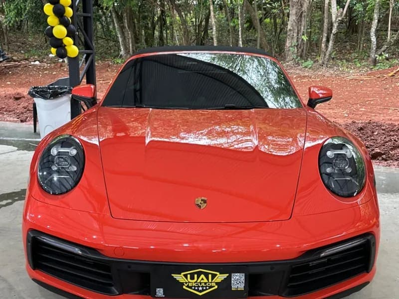 Porsche 911 Carrera Cabriolet 3.0 (991/992) no pátio da Uai Veículos